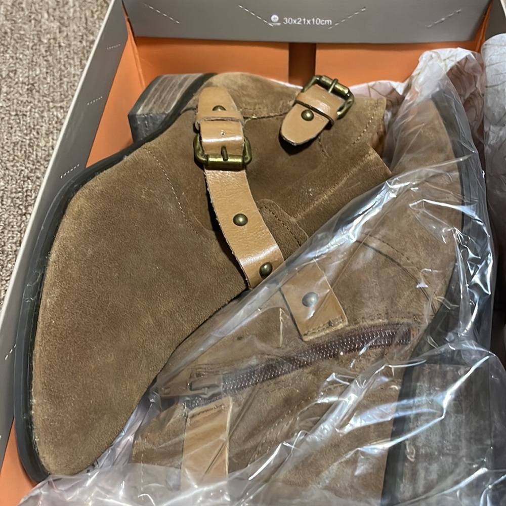 Crown Vintage Tan Suede Stud Accents Stacked Heel Ankle Boots in 7.5